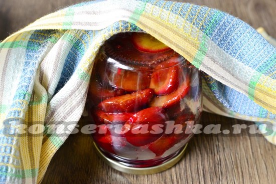 закатываем крышками