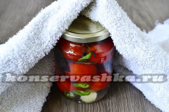 закручивать чистыми ошпаренными крышками