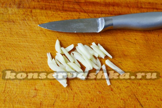 чеснок нарезать полосками