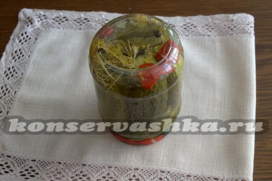 тщательно закупориваем и переворачиваем