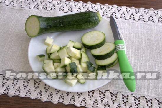 Шинкуем кабачки небольшими кубиками