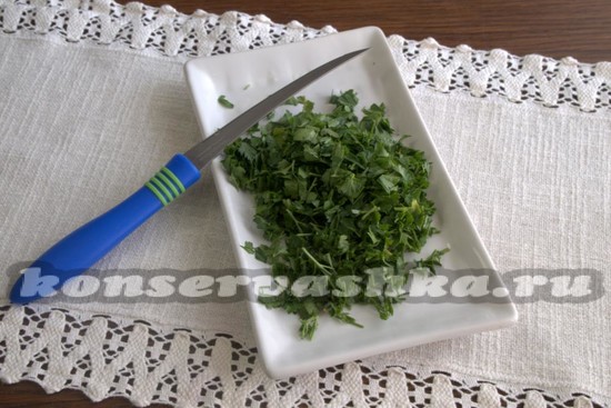 Измельчаем петрушку