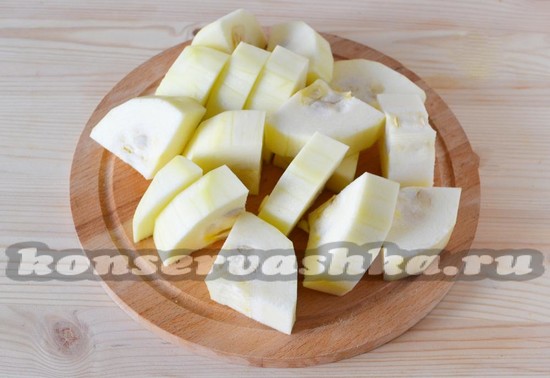 Нарезаем кабачки