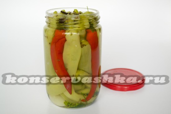 Заполненную перцами банку заливаем горячим маринадом