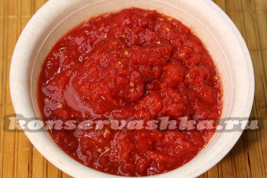 Помидоры перекручиваем на мясорубке