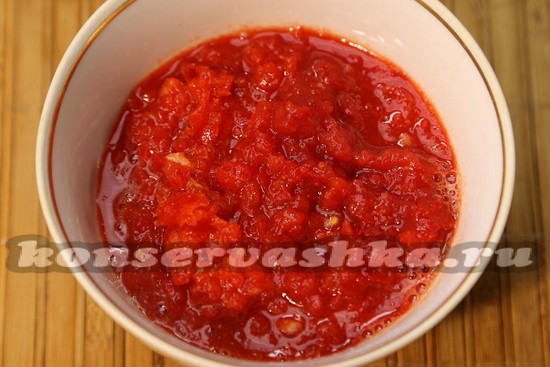 пропускаем через мясорубку сладкий перец, горький перец и чеснок
