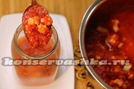 Заполняем банки кипящим соусом вместе с соцветиями капусты