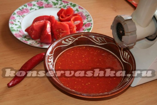 Через мясорубку пропускаем все подготовленные овощи