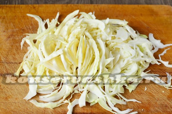 Шинкуем тонкой соломкой капусту