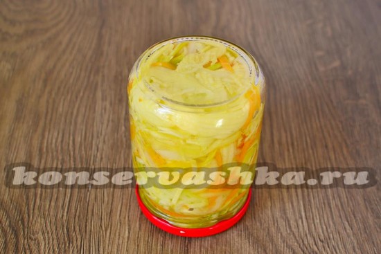 Закатываем крышками, банки переворачиваем верх дном