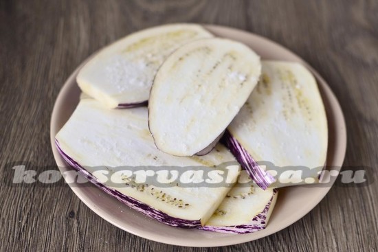 Пересыпаем каждый кусочек баклажана солью