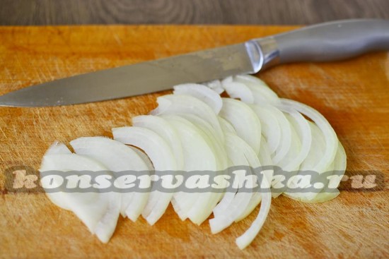 лук нарезать кольцами