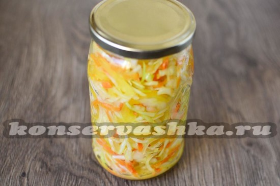 Салат утрамбовываем в банки