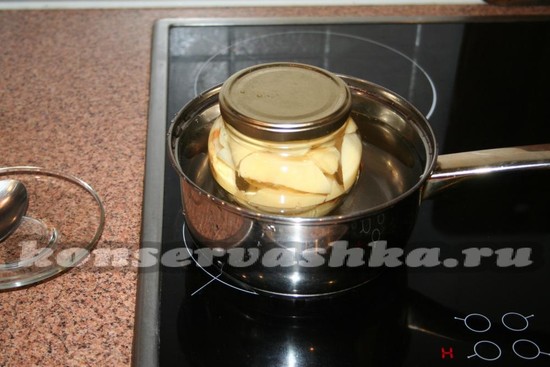 наполненные банки заливаем горячим маринадом