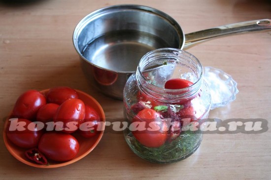 заливаем банки рассолом
