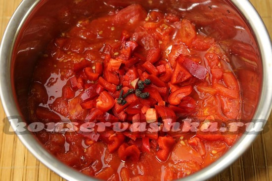 высыпаем кусочки сладкого и острого перца, перец горошек, бутончики гвоздики
