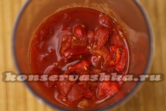 блендером измельчаем горячую томатную массу