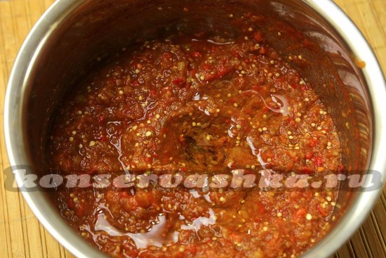 добавить растительное масло, кладем соль с сахаром, черный или острый перец молотый