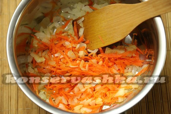 тушим морковь и лук