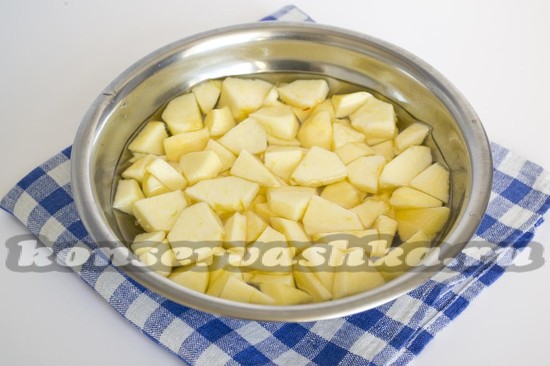 заливаем дольки яблок водой