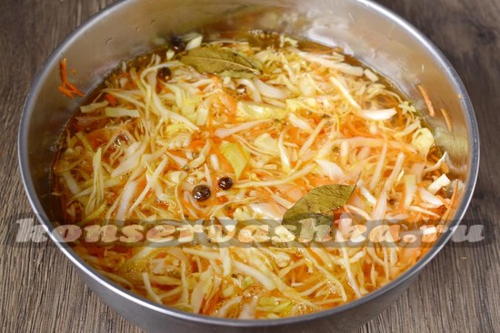 Заливаем горячим маринадом капусту и морковь