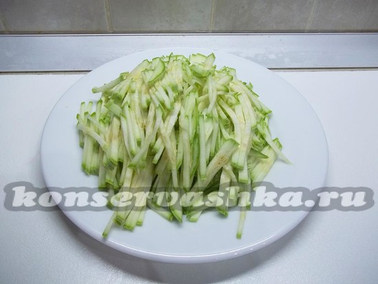 Кабачки нарезаны