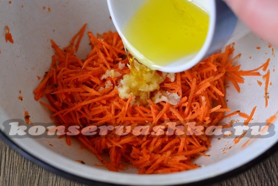 влить масло на чеснок