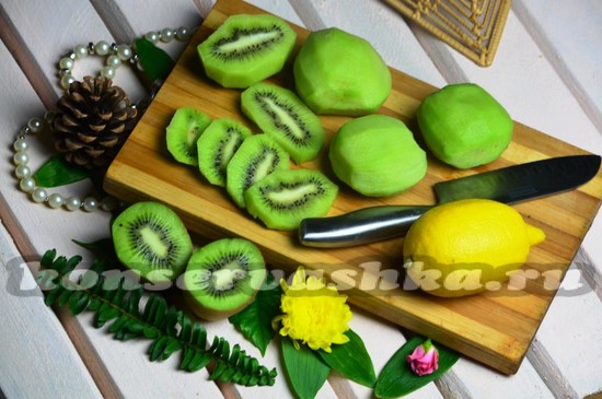 Киви чистят, моют, нарезают крупными дольками