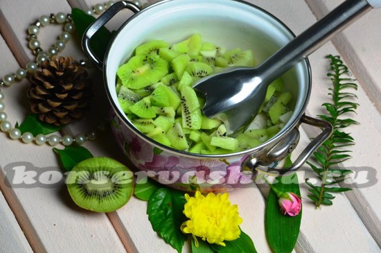 Кусочки киви измельчают блендером