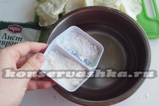 добавьте соль и сахар