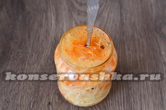 заливаем горячим маринадом