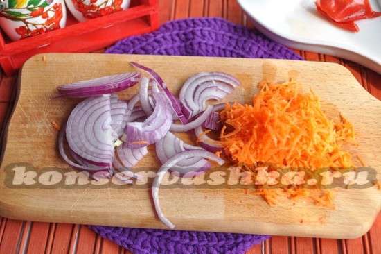 нарежьте лук и натрите морковь