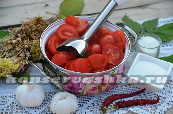 нарезаем и измельчаем помидоры