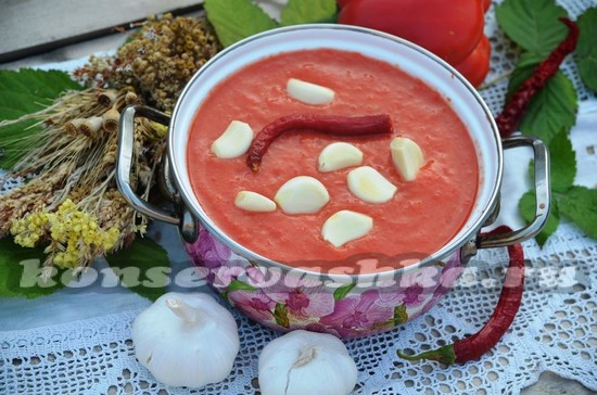 добавляем чеснок и перец