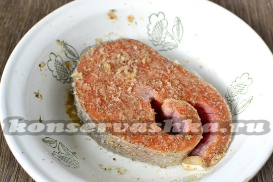 обсыпаем куски рыбы полученной смесью.