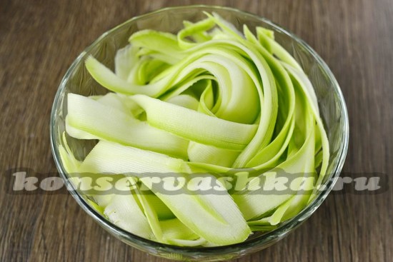 Кабачки нарезать слайсами