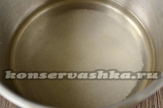 всыпаем сахарный песок и добавляем воду