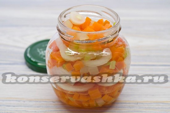Наполнить банку овощами