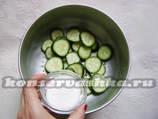 огурцы нарезать кружочками