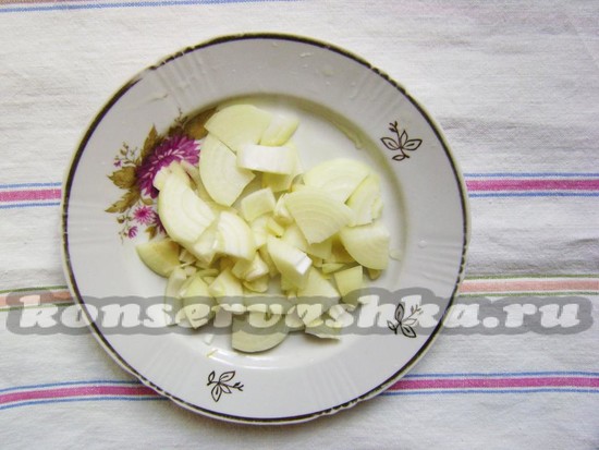 лук нарезаем