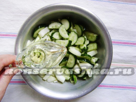 влить масло
