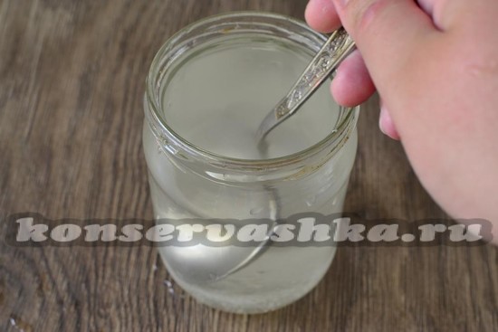 перемешайте воду