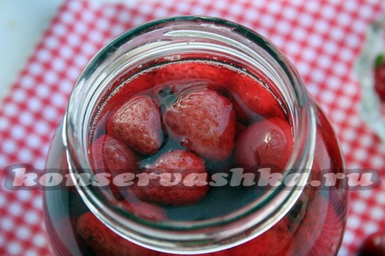 Компот из черешни с клубникой на зиму: рецепт с фото
