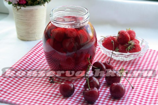 Компот из черешни с клубникой на зиму