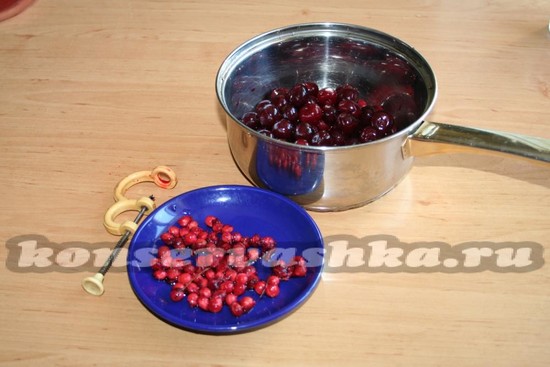 удаляем из вишни косточки