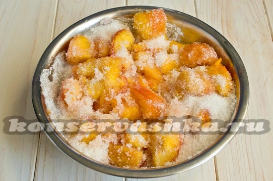 Смешать фрукты с сахаром