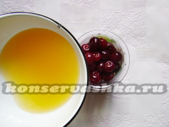 влить сироп