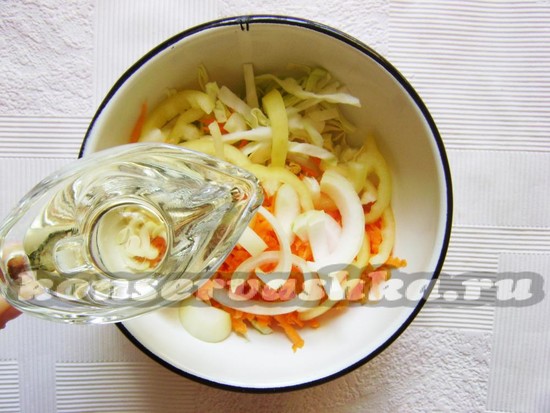 влить масло