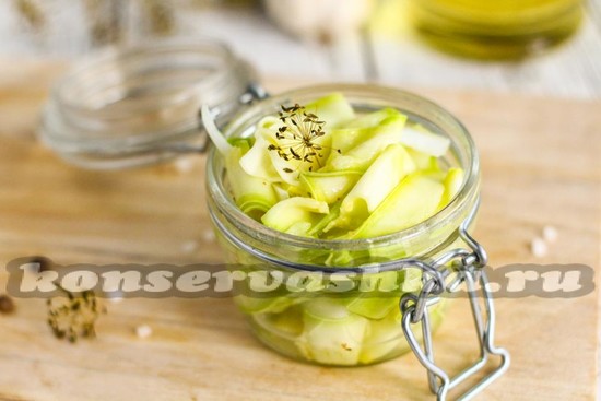 Быстрые маринованные кабачки с луком