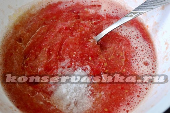 перекручиваем подготовленные овощи через мясорубку
